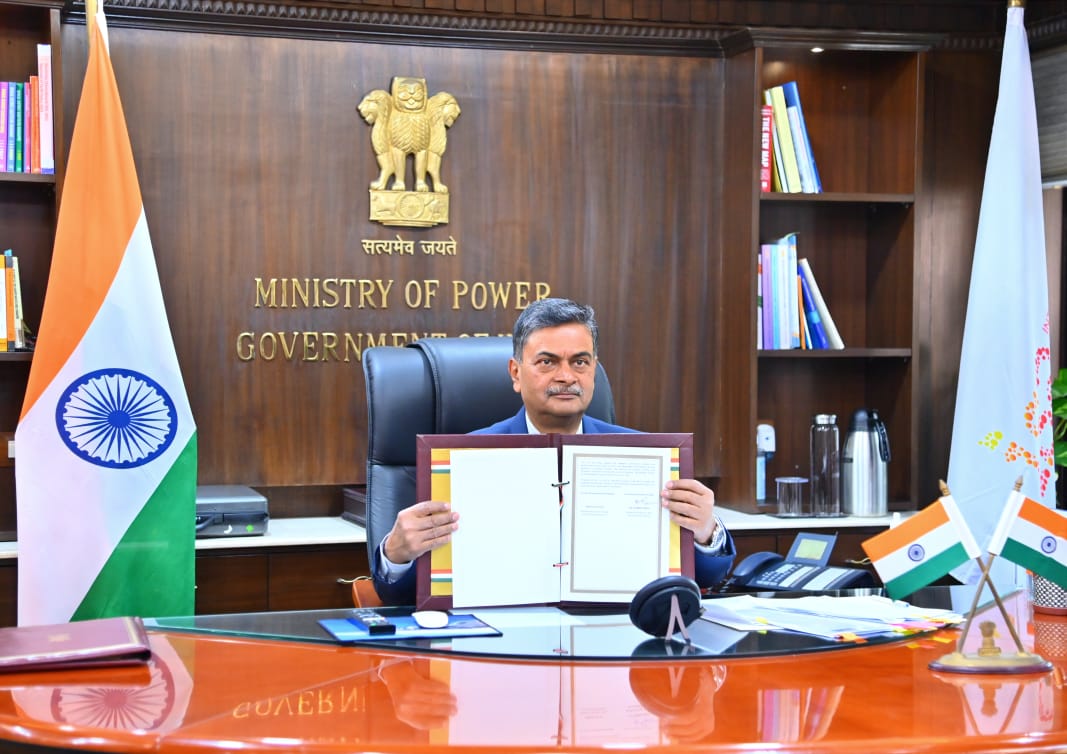 Minister of New and Renewable Energy, RK Singh, presenting the letter of intent between India and Australia